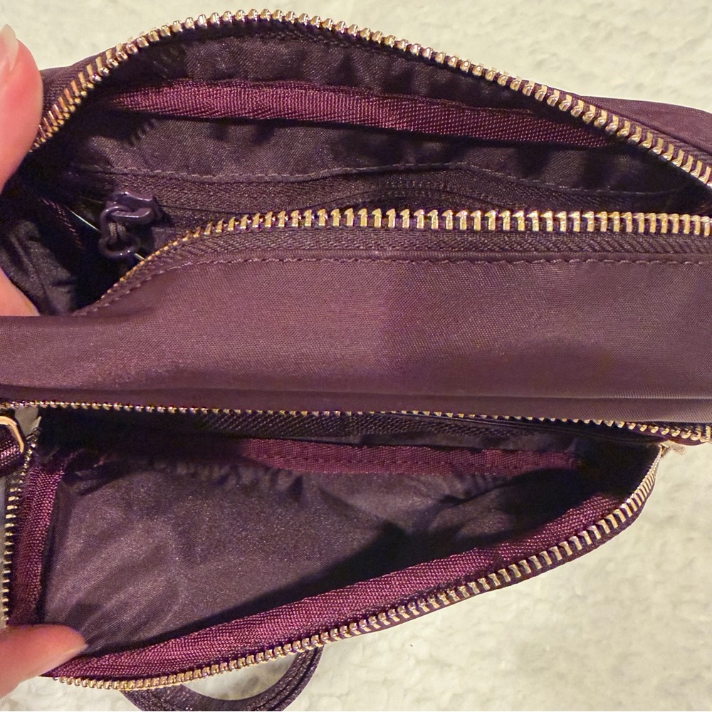 NEW Lululemon Everywhere Crossbody Bag 2L- Black Plum and Gold - Picture 8 of 9